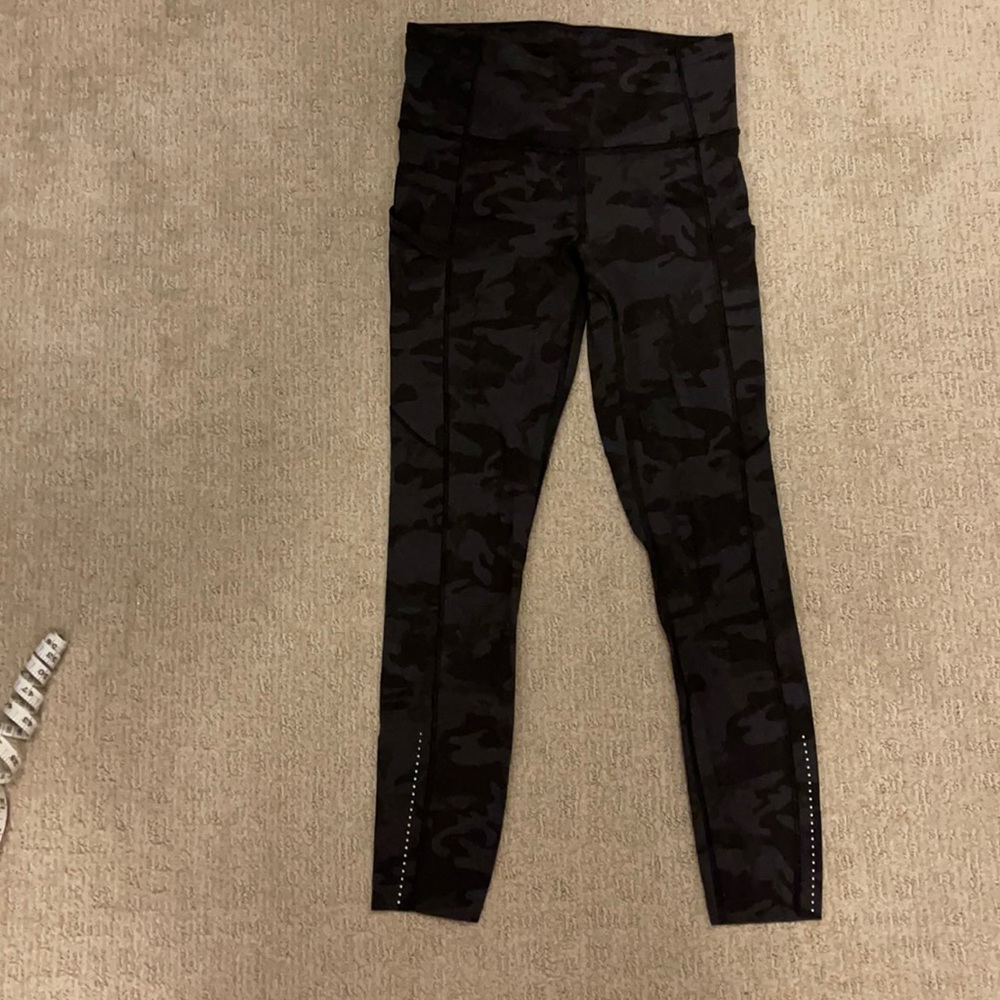 Lululemon Fast and Free 24” crop tight.